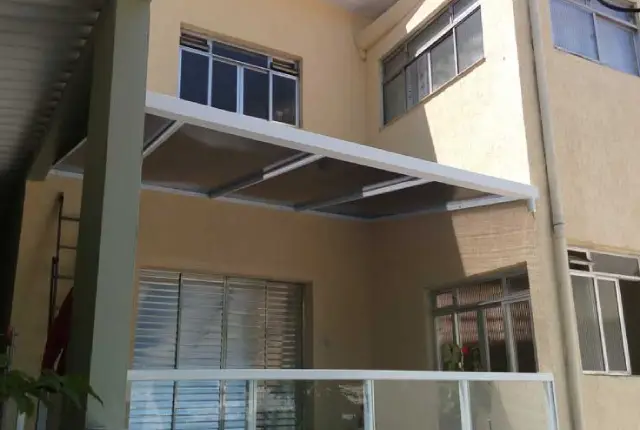 Aplicações do toldo fixo em residências, comércios e indústrias Aplicações do toldo fixo em residências, comércios e indústrias