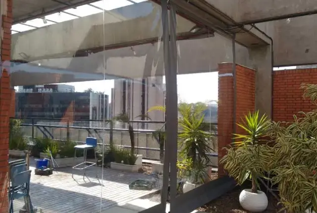 Vantagens do toldo fixo em comparação a coberturas improvisadas Vantagens do toldo fixo em comparação a coberturas improvisadas