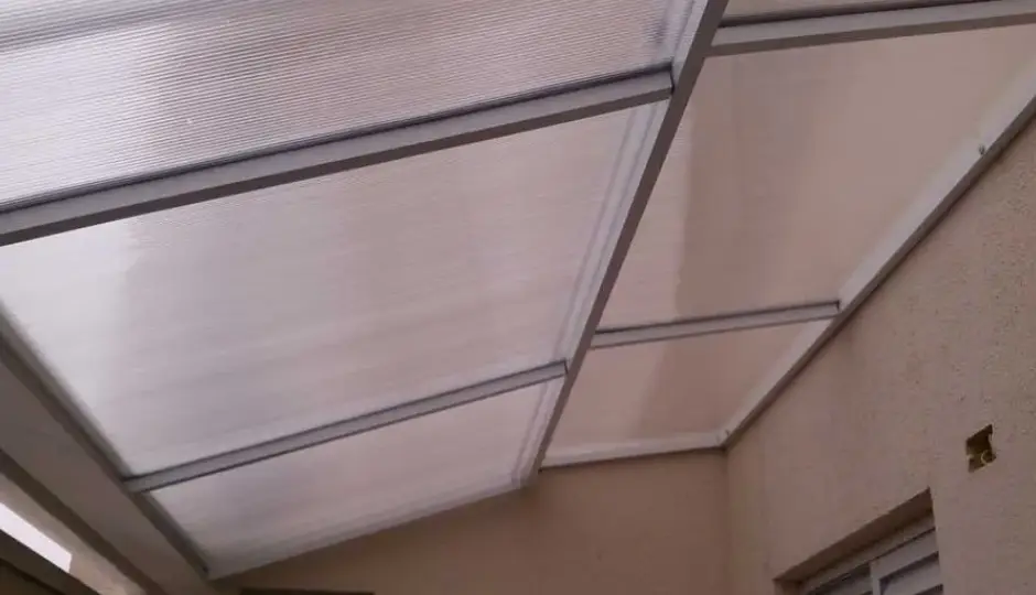 Cobertura fixa de policarbonato alveolar